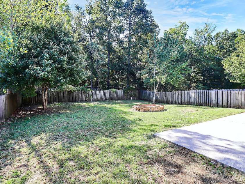 15705 Lakepoint Forest Drive, Charlotte, NC 28278.  MLS# CAR4308712, YatesRealty ID 3385. 
