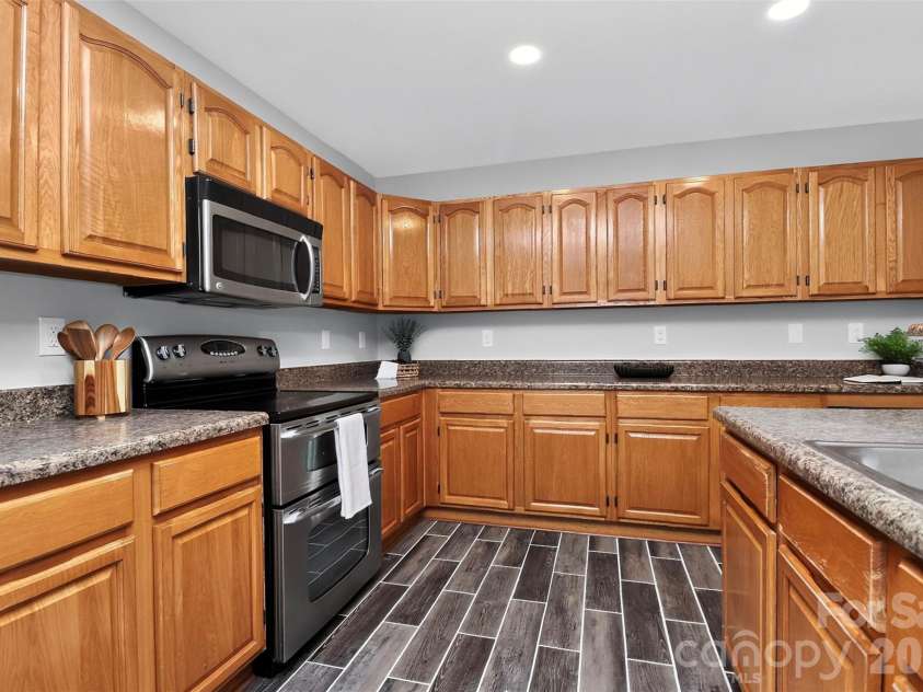 15705 Lakepoint Forest Drive, Charlotte, NC 28278.  MLS# CAR4308712, YatesRealty ID 3385. 
