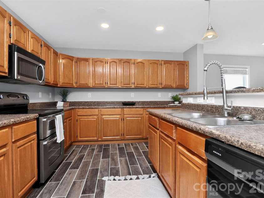 15705 Lakepoint Forest Drive, Charlotte, NC 28278.  MLS# CAR4308712, YatesRealty ID 3385. 