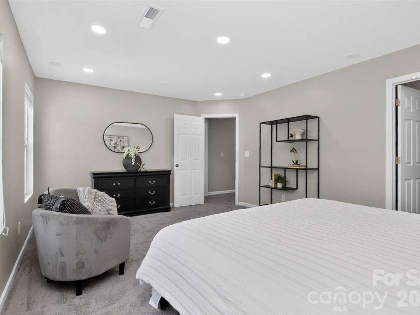 15705 Lakepoint Forest Drive, Charlotte, NC 28278.  MLS# CAR4308712, YatesRealty ID 3385. 