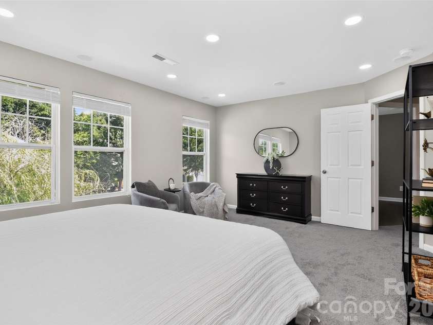 15705 Lakepoint Forest Drive, Charlotte, NC 28278.  MLS# CAR4308712, YatesRealty ID 3385. 