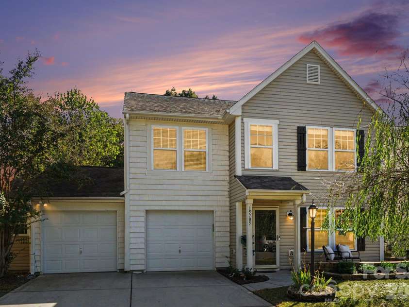 15705 Lakepoint Forest Drive, Charlotte, NC 28278.  MLS# CAR4434280, YatesRealty ID 3385. 