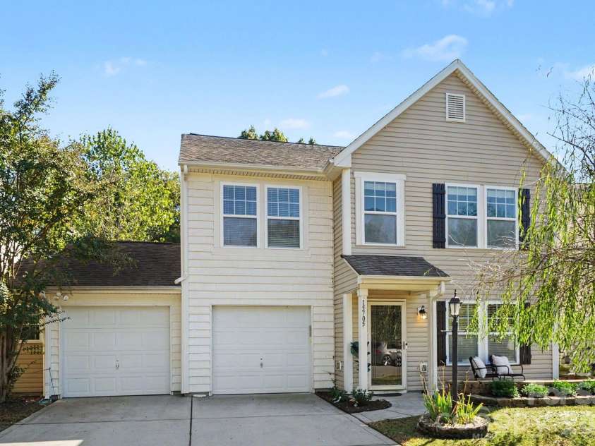 15705 Lakepoint Forest Drive, Charlotte, NC 28278.  MLS# CAR4434280, YatesRealty ID 3385. 