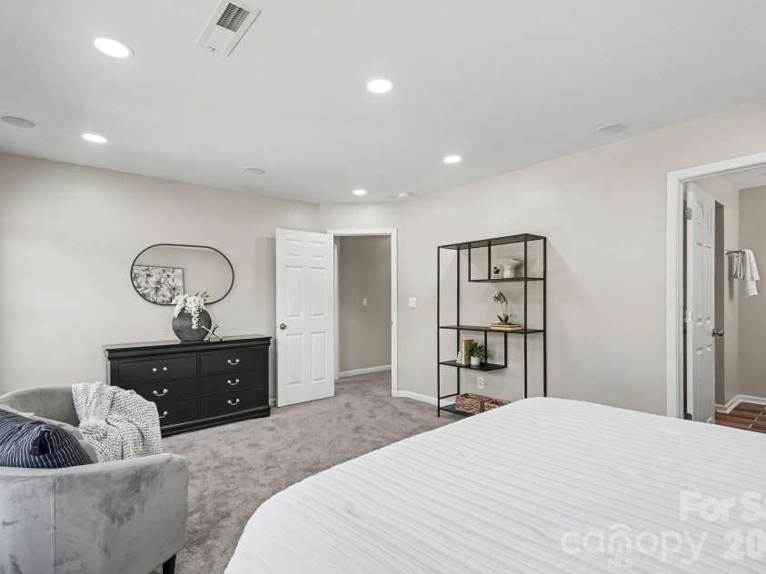 15705 Lakepoint Forest Drive, Charlotte, NC 28278.  MLS# CAR4434280, YatesRealty ID 3385. 