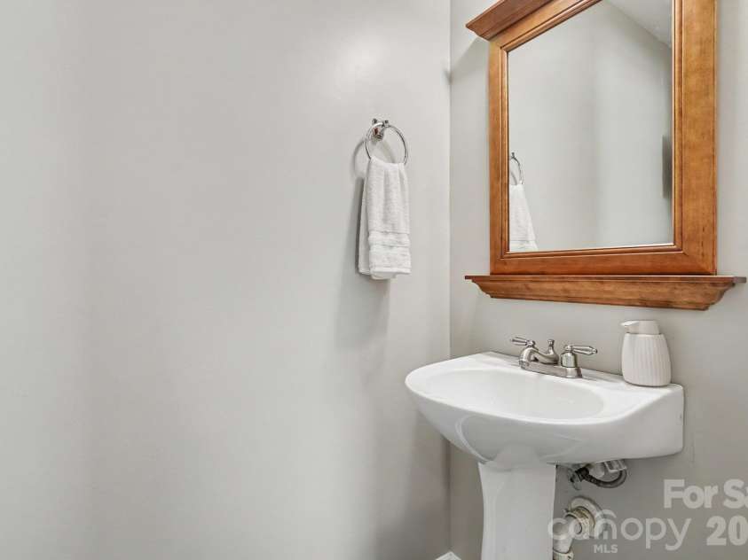 15705 Lakepoint Forest Drive, Charlotte, NC 28278.  MLS# CAR4434280, YatesRealty ID 3385. Half Bath