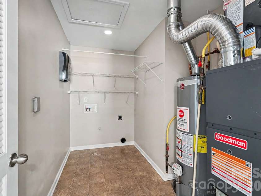 15705 Lakepoint Forest Drive, Charlotte, NC 28278.  MLS# CAR4434280, YatesRealty ID 3385. Laundry Room