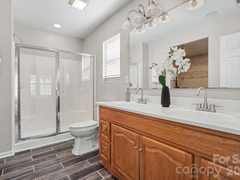 15705 Lakepoint Forest Drive, Charlotte, NC 28278.  MLS# CAR4434280, YatesRealty ID 3385. Primary Bath