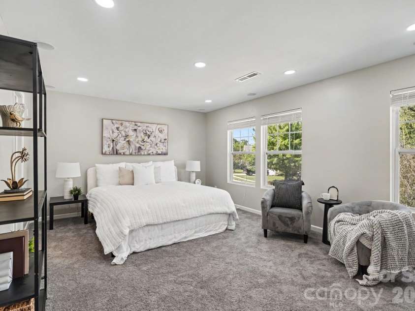 15705 Lakepoint Forest Drive, Charlotte, NC 28278.  MLS# CAR4434280, YatesRealty ID 3385. Primary Bedroom