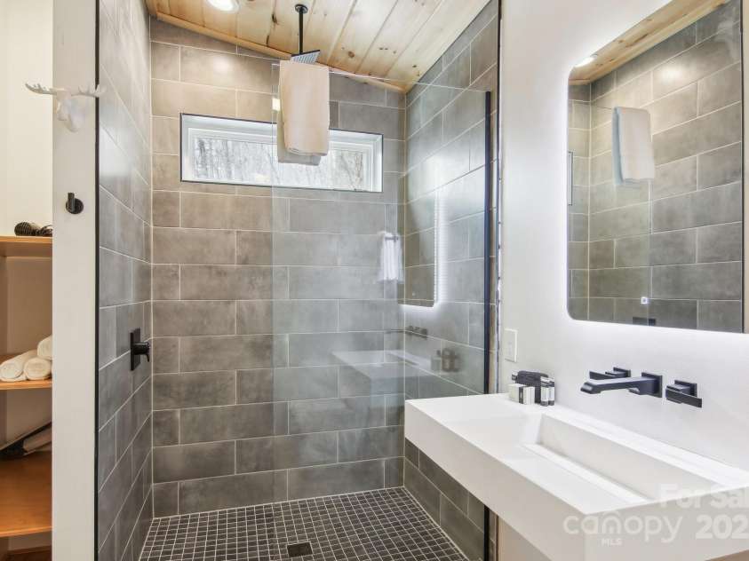 584 Walnut Cove Ridge, Bryson City, NC 28713.  MLS# CAR4232880, YatesRealty ID 3385. 2nd bathroom