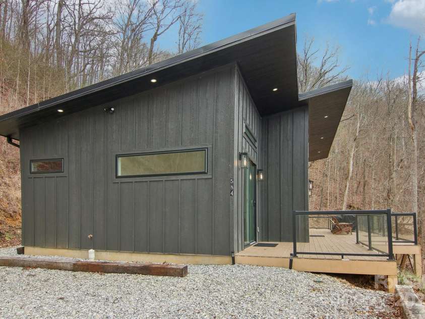 584 Walnut Cove Ridge, Bryson City, NC 28713.  MLS# CAR4232880, YatesRealty ID 3385. 