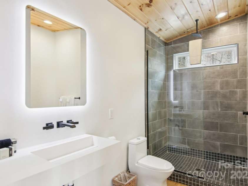 584 Walnut Cove Ridge, Bryson City, NC 28713.  MLS# CAR4232880, YatesRealty ID 3385. Primary Bathroom