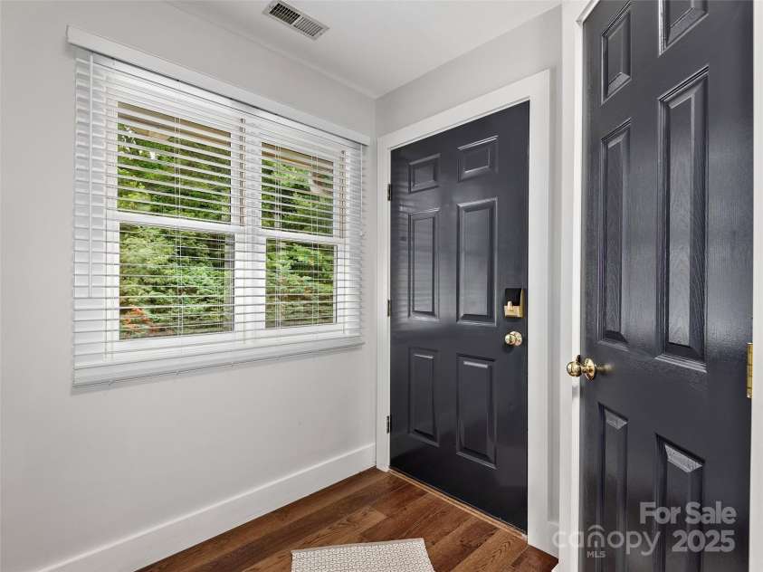 13 Timberlake Drive, Asheville, NC 28803.  MLS# CAR4289602, YatesRealty ID 33852. Foyer