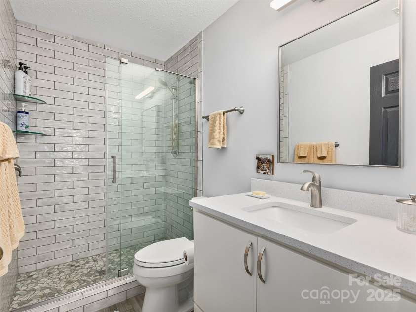 13 Timberlake Drive, Asheville, NC 28803.  MLS# CAR4289602, YatesRealty ID 33852. Guest Bathroom