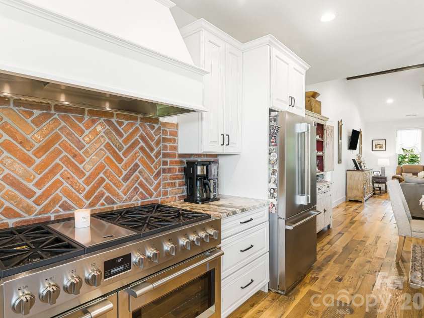 615 Don Felmet Road, Marshall, NC 28753.  MLS# CAR4391093, YatesRealty ID 33852. Fulgor Milano appliances