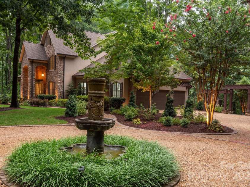 10535 Island Point Road, Charlotte, NC 28278.  MLS# CAR4290819, YatesRealty ID 33854. 