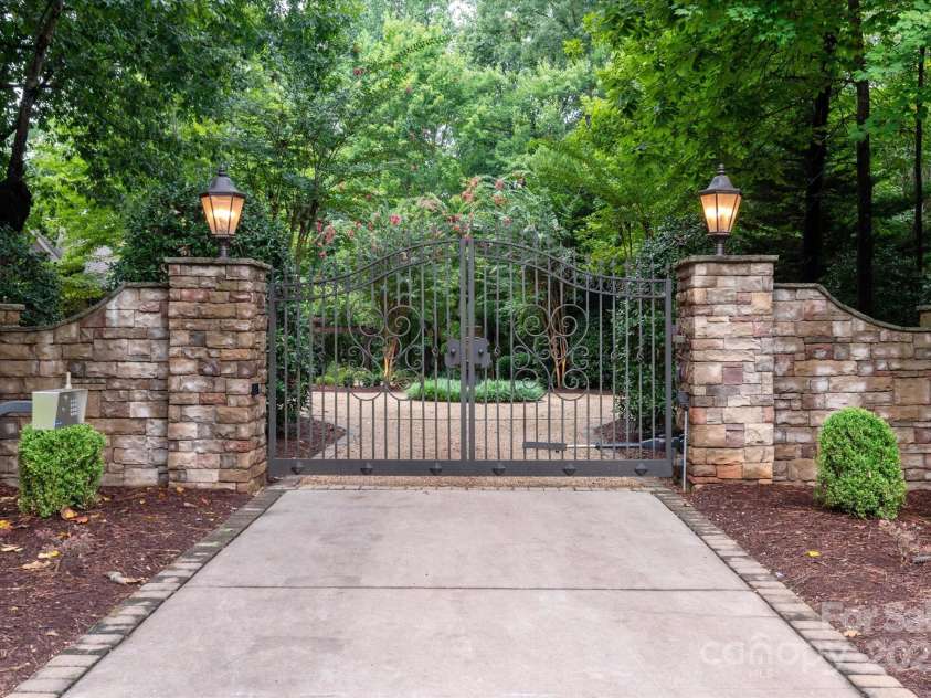 10535 Island Point Road, Charlotte, NC 28278.  MLS# CAR4290819, YatesRealty ID 33854. 
