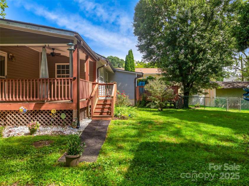 1614 Ridgewood Boulevard, Hendersonville, NC 28791.  MLS# CAR4292069, YatesRealty ID 33855. 