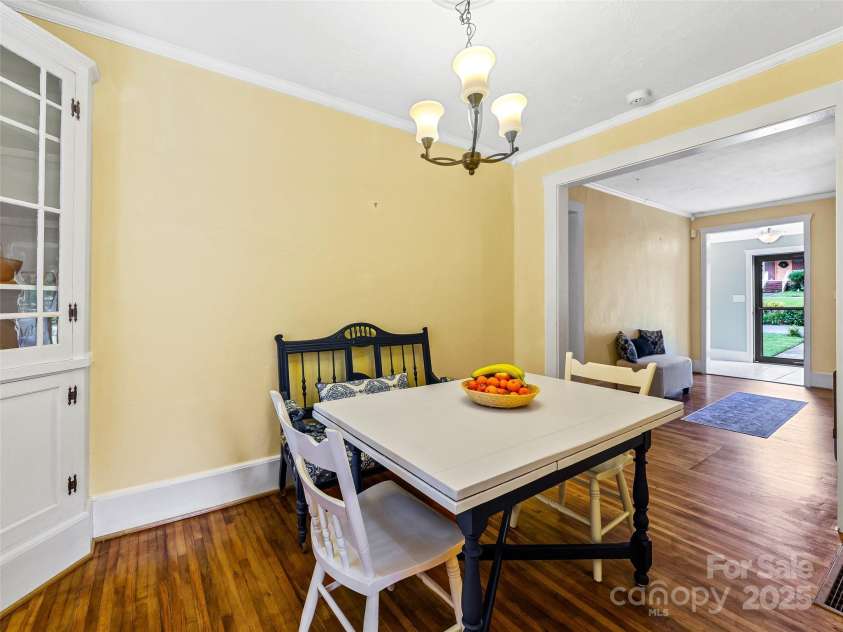 1614 Ridgewood Boulevard, Hendersonville, NC 28791.  MLS# CAR4292069, YatesRealty ID 33855. 