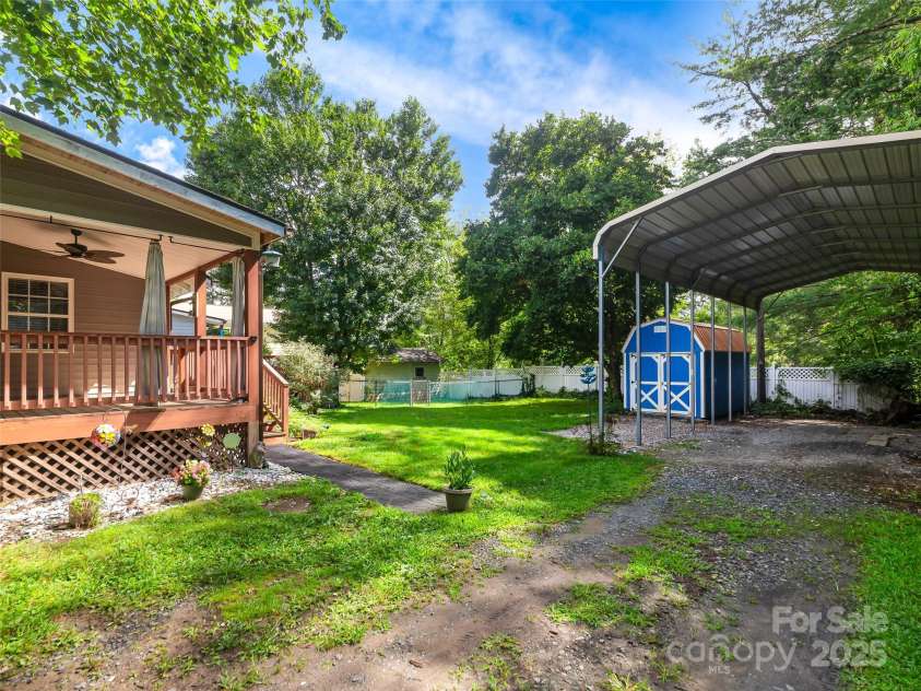 1614 Ridgewood Boulevard, Hendersonville, NC 28791.  MLS# CAR4292069, YatesRealty ID 33855. 