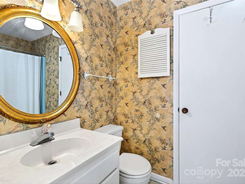 3B Lynx Drive, Black Mountain, NC 28711.  MLS# CAR4292052, YatesRealty ID 33858. Upstairs Bathroom