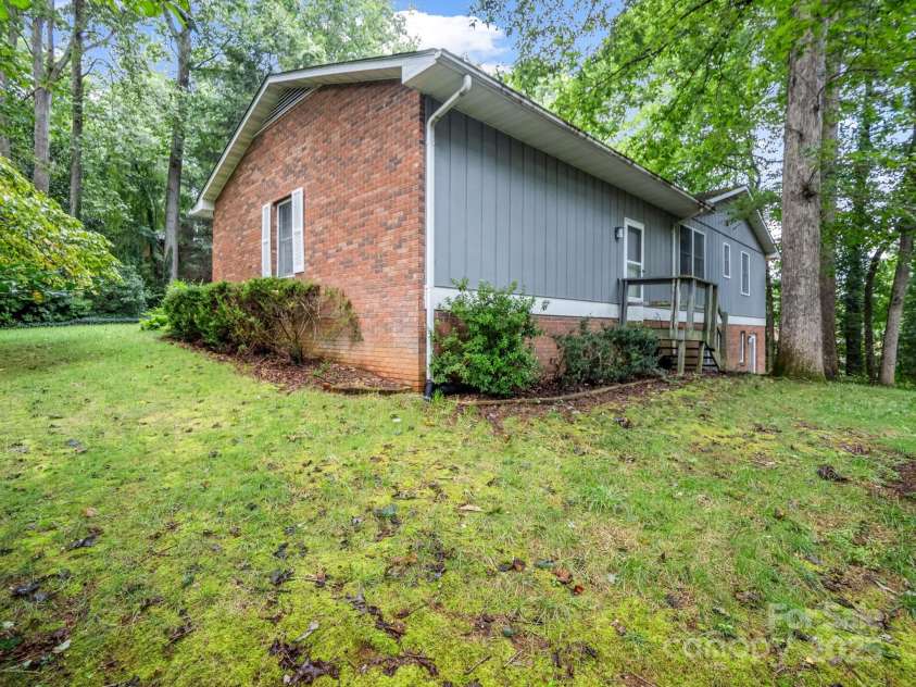 845 Greenwood Drive, Hendersonville, NC 28791.  MLS# CAR4290151, YatesRealty ID 33859. 