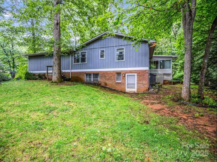 845 Greenwood Drive, Hendersonville, NC 28791.  MLS# CAR4290151, YatesRealty ID 33859. 