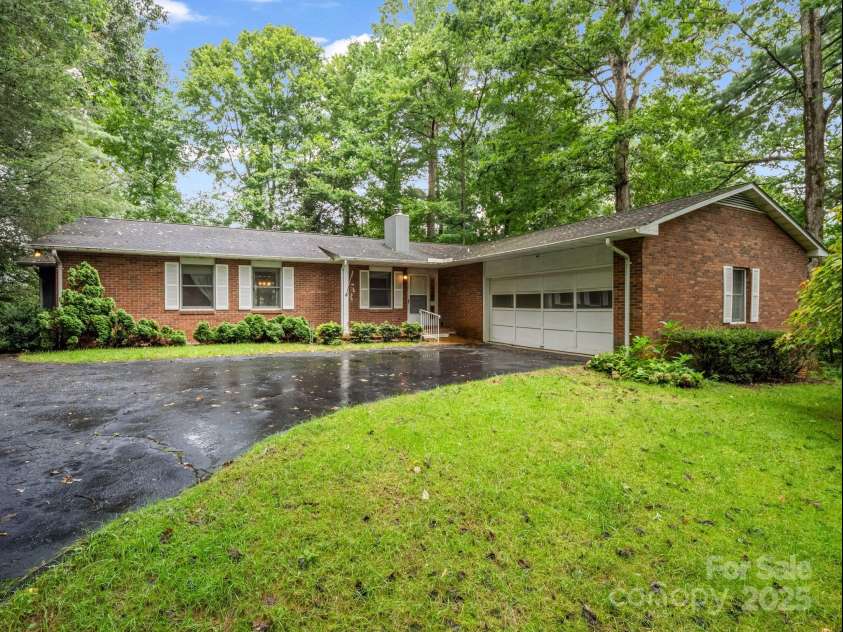 845 Greenwood Drive, Hendersonville, NC 28791.  MLS# CAR4290151, YatesRealty ID 33859. Welcome to 845 Greenwood Drive