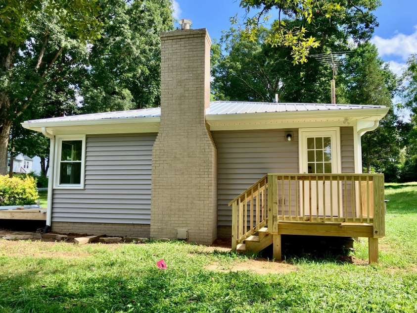 122 Old Fisher Ferry Road, Thomasville, NC 27360.  MLS# CAR4294388, YatesRealty ID 33860. 