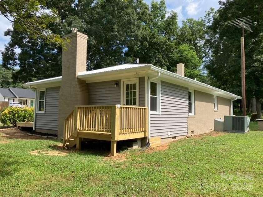 122 Old Fisher Ferry Road, Thomasville, NC 27360.  MLS# CAR4294388, YatesRealty ID 33860. 