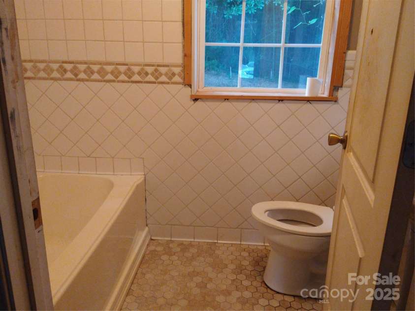 2500 Crispin Avenue, Charlotte, NC 28208.  MLS# CAR4293876, YatesRealty ID 33861. 