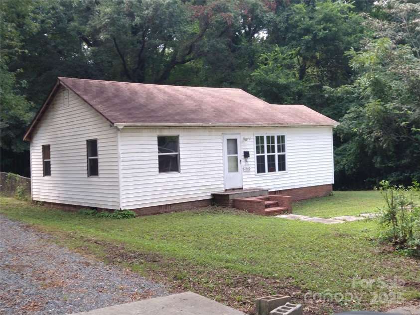 2500 Crispin Avenue, Charlotte, NC 28208.  MLS# CAR4293876, YatesRealty ID 33861. 