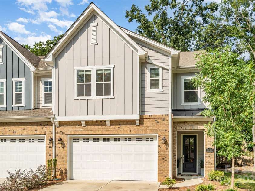 5025 Catterick Court, Charlotte, NC 28226.  MLS# CAR4198867, YatesRealty ID 33867. 5025 Catterick Front Entry