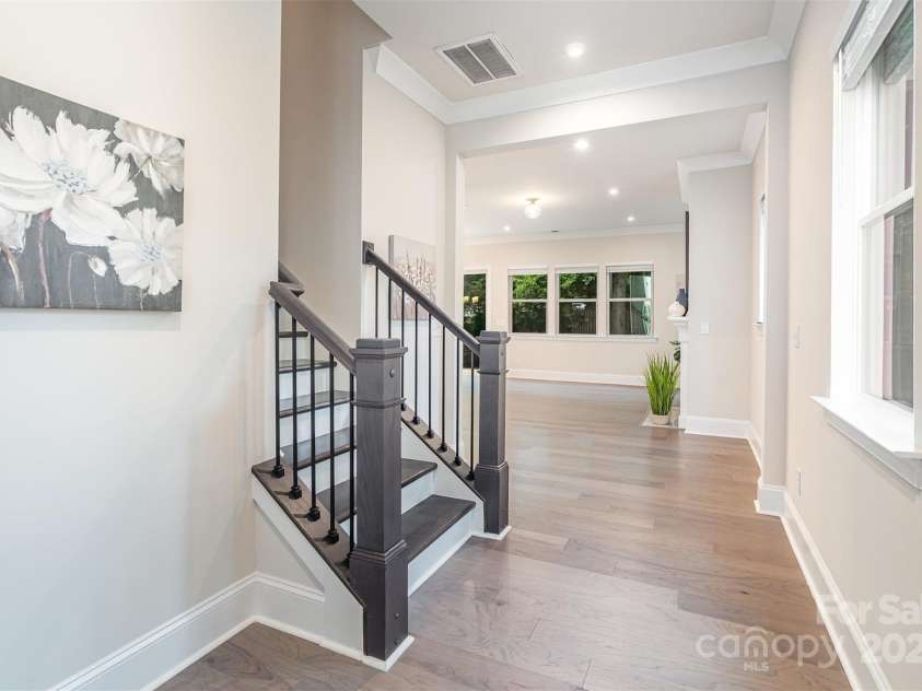 5025 Catterick Court, Charlotte, NC 28226.  MLS# CAR4198867, YatesRealty ID 33867. Foyer Entry