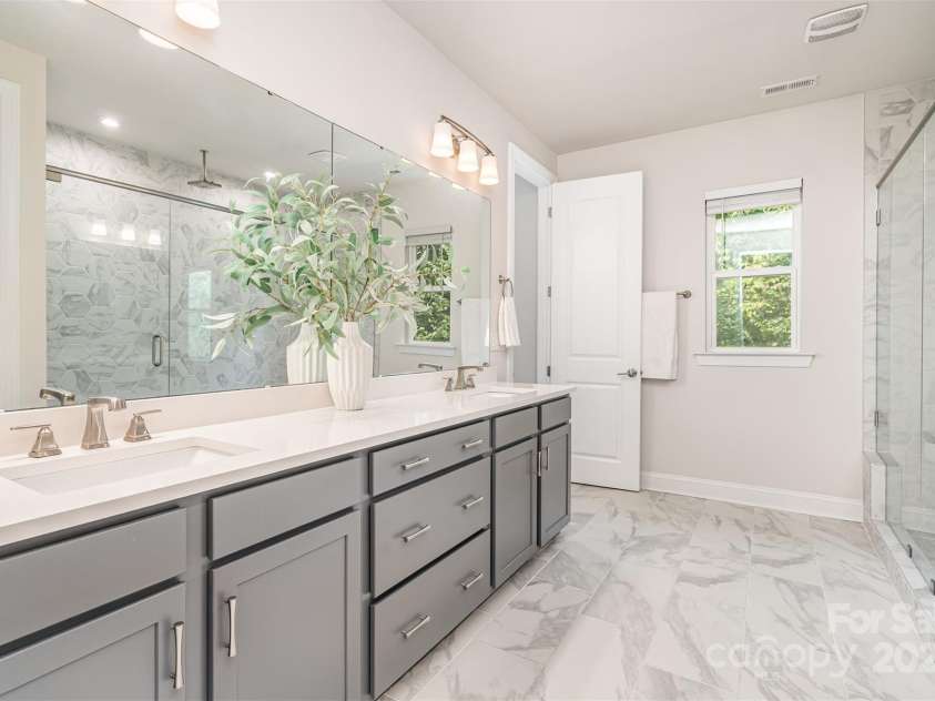 5025 Catterick Court, Charlotte, NC 28226.  MLS# CAR4198867, YatesRealty ID 33867. Primary Bath