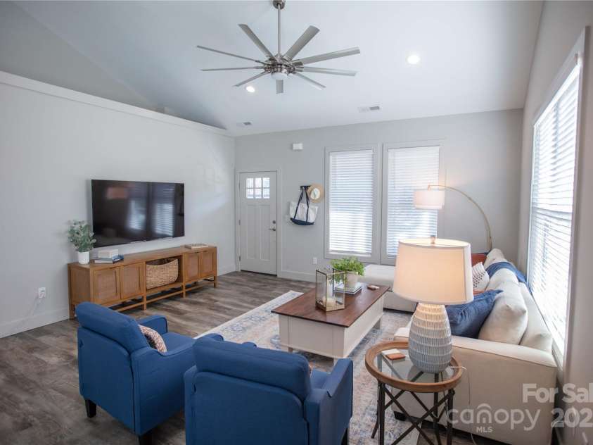 37 Edgewood Road, Asheville, NC 28803.  MLS# CAR4279708, YatesRealty ID 33868. Fully Furnished (Optional)