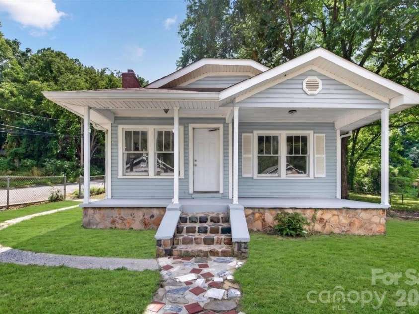 401 Pryor Street, Gastonia, NC 28052.  MLS# CAR4396609, YatesRealty ID 33868. 