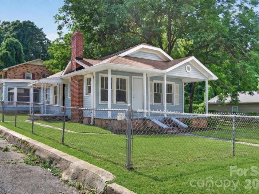 401 Pryor Street, Gastonia, NC 28052.  MLS# CAR4396609, YatesRealty ID 33868. 