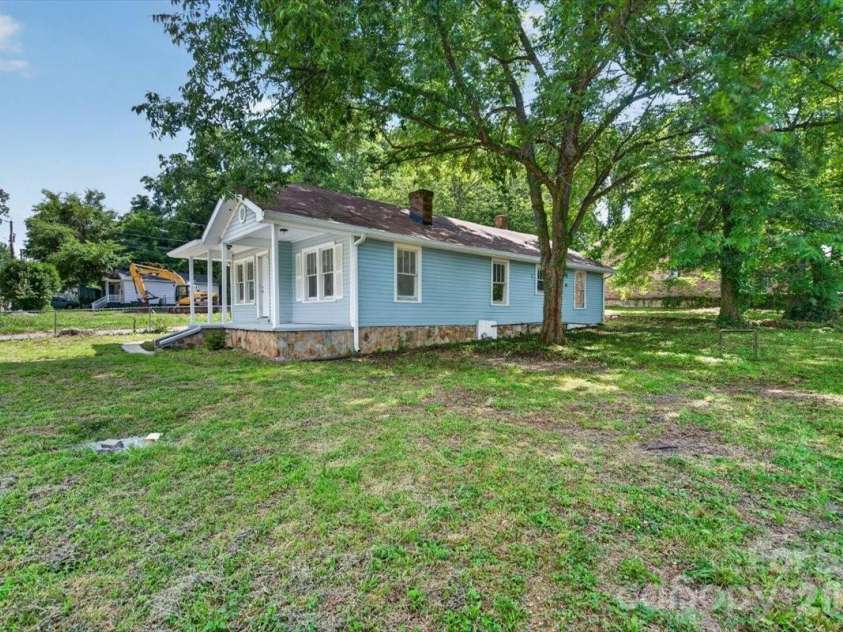 401 Pryor Street, Gastonia, NC 28052.  MLS# CAR4396609, YatesRealty ID 33868. 