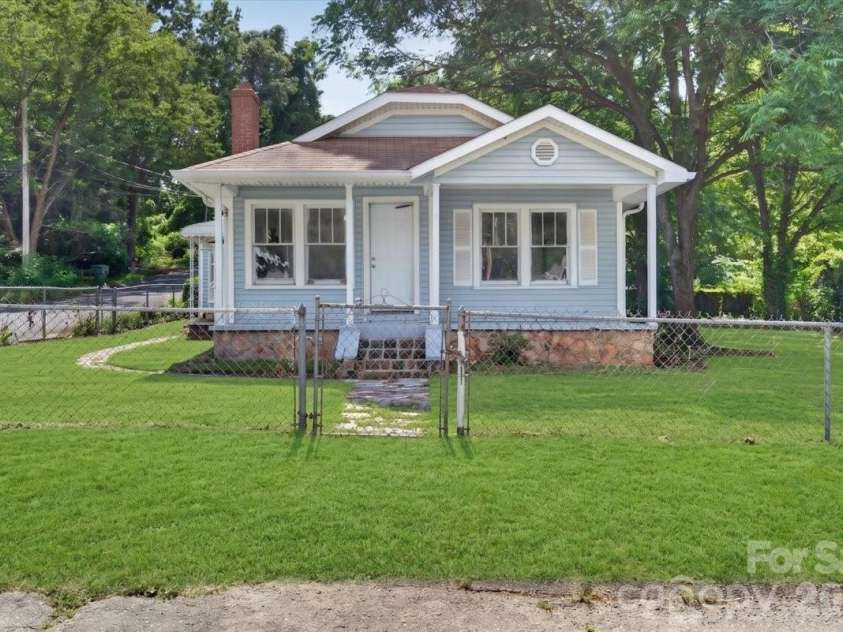 401 Pryor Street, Gastonia, NC 28052.  MLS# CAR4396609, YatesRealty ID 33868. 