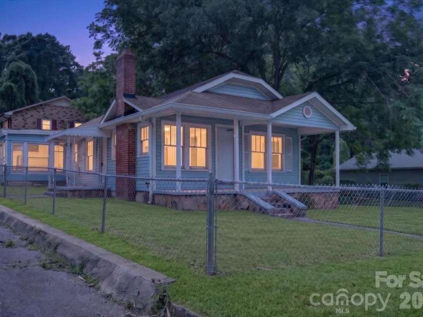 401 Pryor Street, Gastonia, NC 28052.  MLS# CAR4396609, YatesRealty ID 33868. 