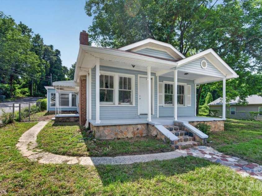 401 Pryor Street, Gastonia, NC 28052.  MLS# CAR4396609, YatesRealty ID 33868. 