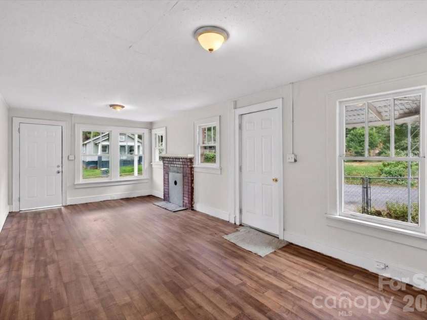 401 Pryor Street, Gastonia, NC 28052.  MLS# CAR4396609, YatesRealty ID 33868. 