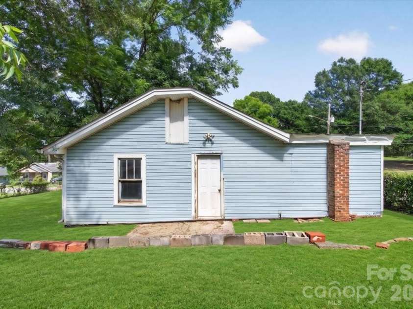 401 Pryor Street, Gastonia, NC 28052.  MLS# CAR4396609, YatesRealty ID 33868. 