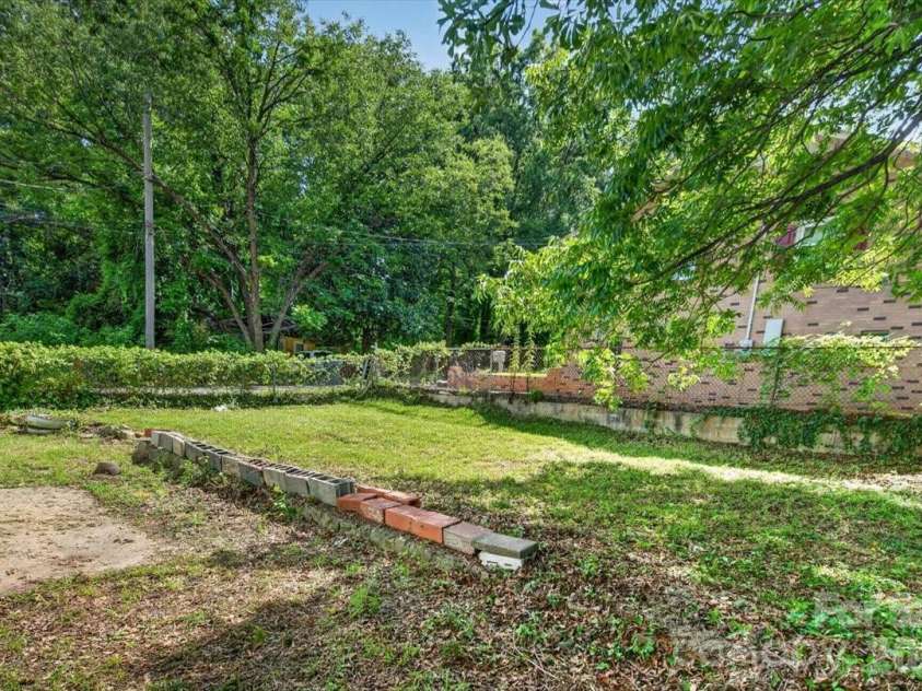 401 Pryor Street, Gastonia, NC 28052.  MLS# CAR4396609, YatesRealty ID 33868. 