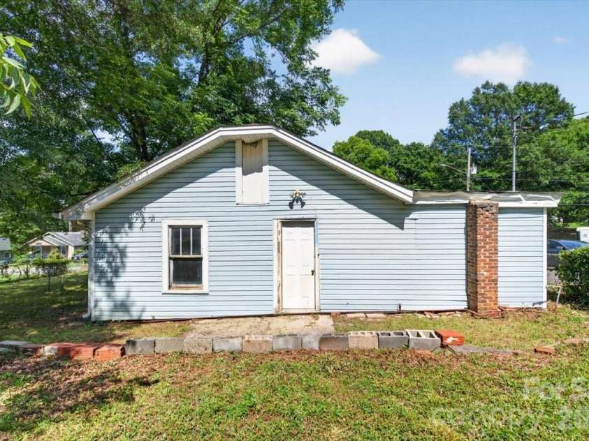 401 Pryor Street, Gastonia, NC 28052.  MLS# CAR4396609, YatesRealty ID 33868. 