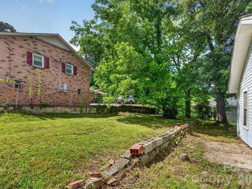 401 Pryor Street, Gastonia, NC 28052.  MLS# CAR4396609, YatesRealty ID 33868. 