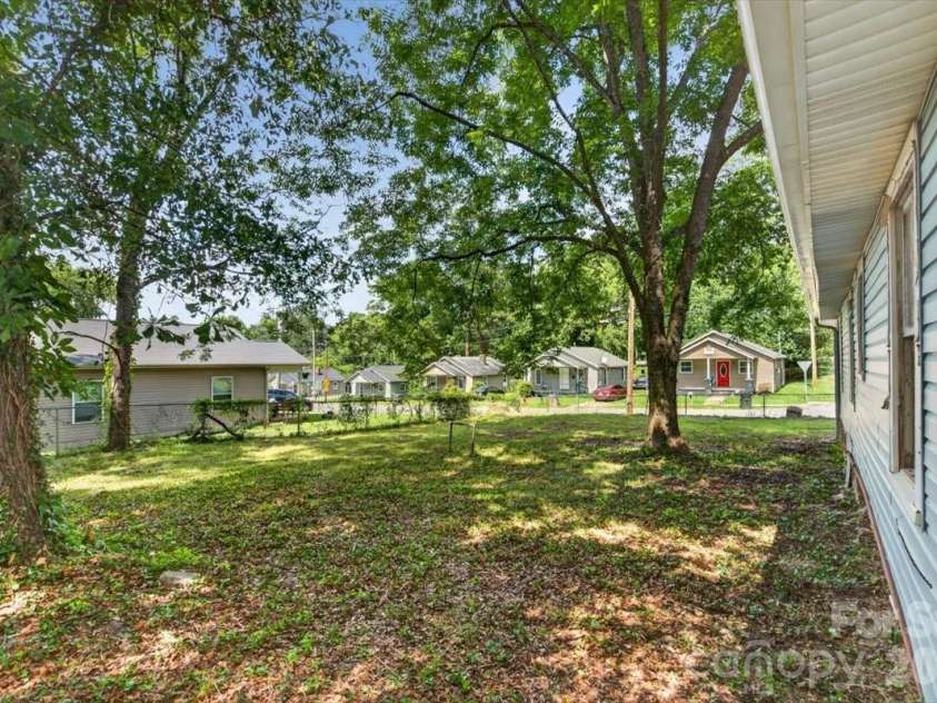 401 Pryor Street, Gastonia, NC 28052.  MLS# CAR4396609, YatesRealty ID 33868. 
