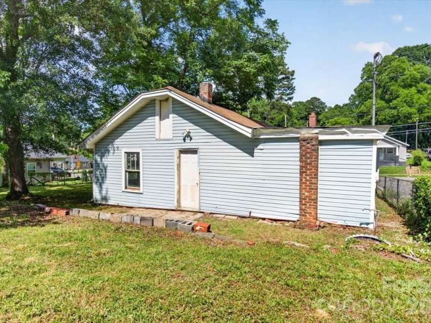 401 Pryor Street, Gastonia, NC 28052.  MLS# CAR4396609, YatesRealty ID 33868. 