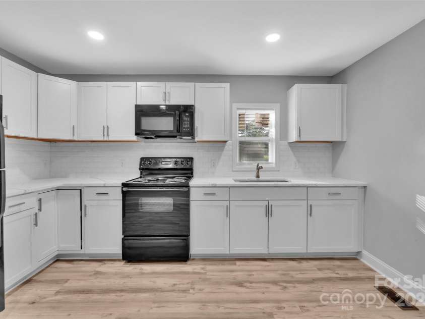 308 Oakhurst Avenue, Gastonia, NC 28052.  MLS# CAR4294352, YatesRealty ID 33871. 
