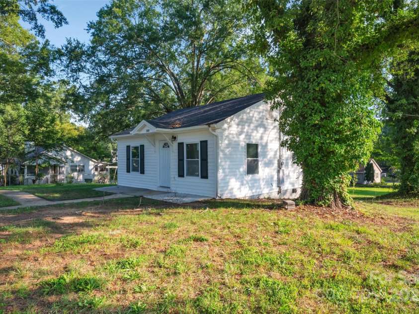 308 Oakhurst Avenue, Gastonia, NC 28052.  MLS# CAR4294352, YatesRealty ID 33871. 